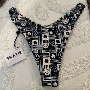 NWT Skatie bikini bottoms in Kilauea
